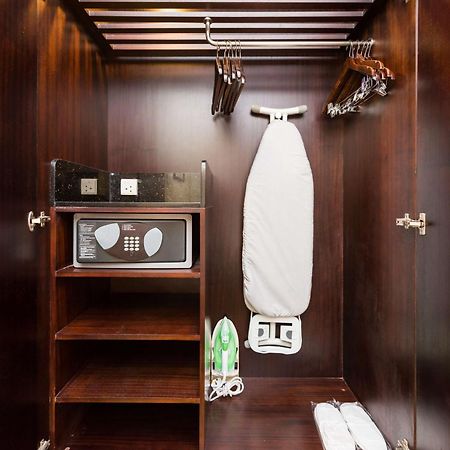 Radisson Blu Coimbatore Buitenkant foto A hotel room wardrobe with a safe