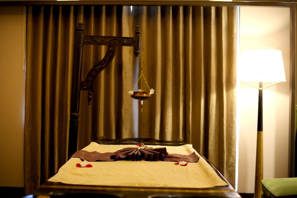 Radisson Blu Coimbatore Buitenkant foto A massage table