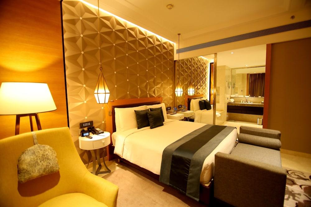Radisson Blu Coimbatore Buitenkant foto A suite at the hotel