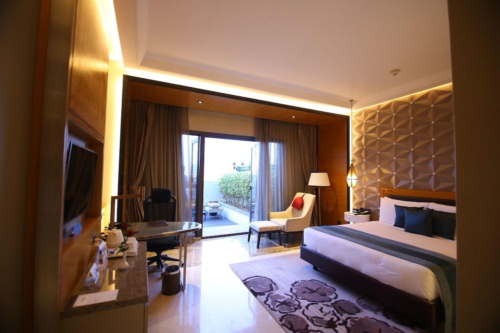Radisson Blu Coimbatore Buitenkant foto A room at the hotel