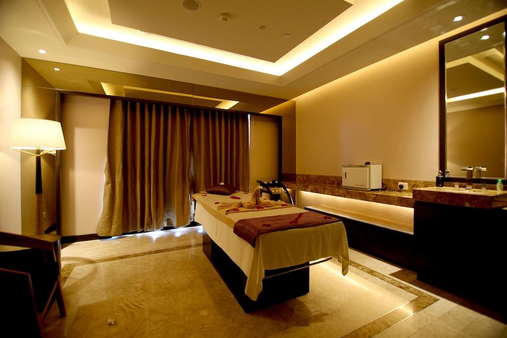 Radisson Blu Coimbatore Buitenkant foto A spa treatment room