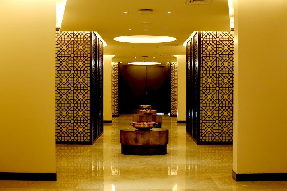 Radisson Blu Coimbatore Buitenkant foto Interior of the hotel
