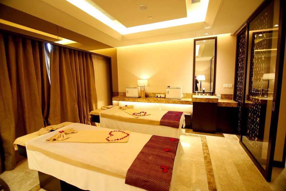 Radisson Blu Coimbatore Buitenkant foto A spa at the Taj Mahal Palace, Mumbai, India