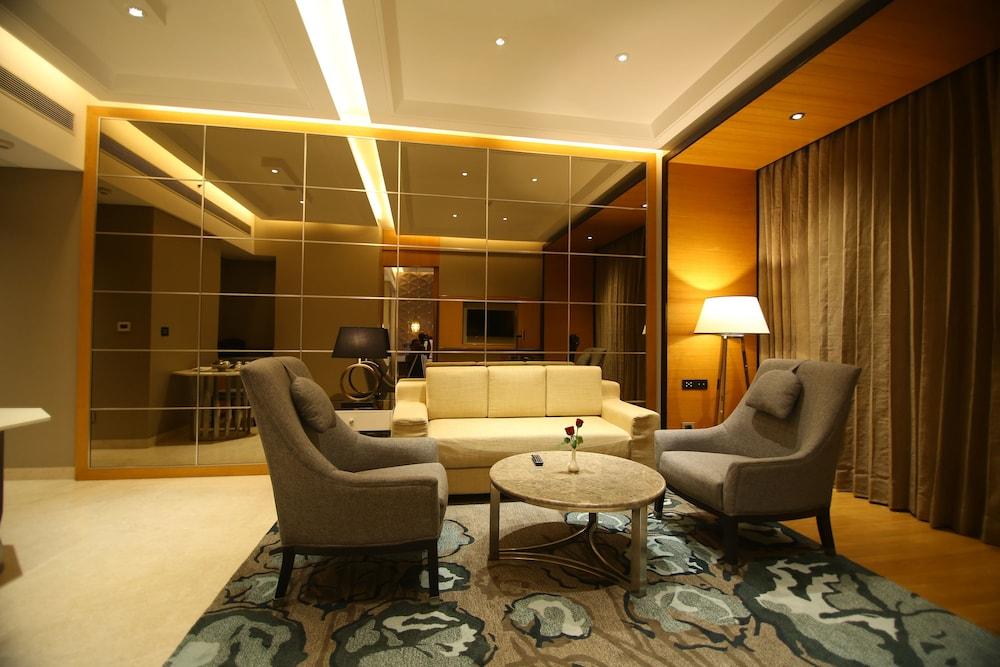 Radisson Blu Coimbatore Buitenkant foto A suite at the hotel