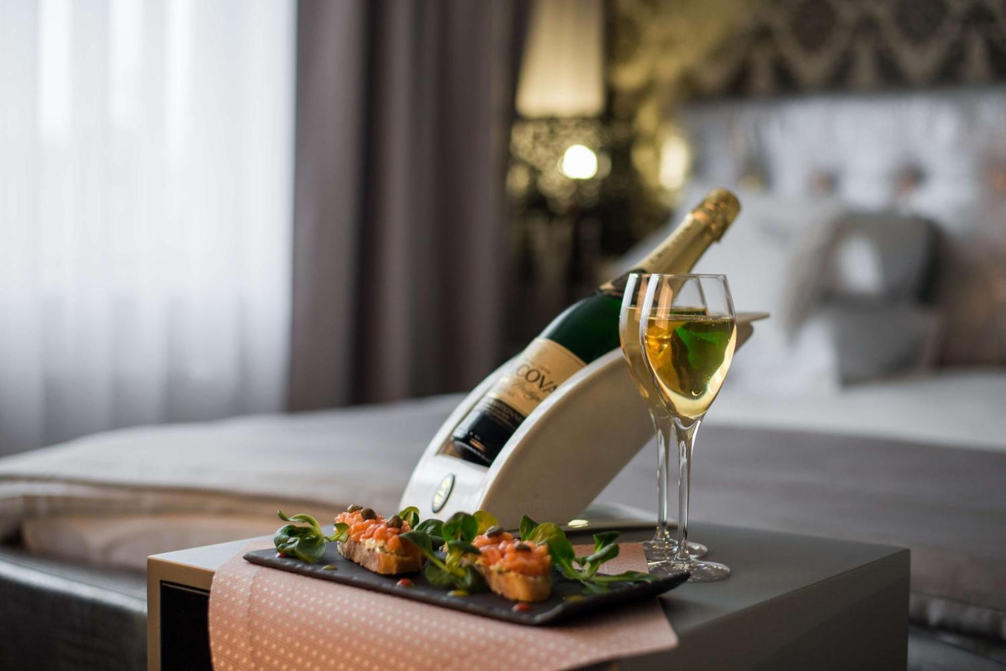 Radisson Blu Coimbatore Buitenkant foto A bottle of champagne