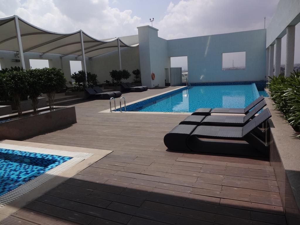 Radisson Blu Coimbatore Buitenkant foto Rooftop pool at the hotel