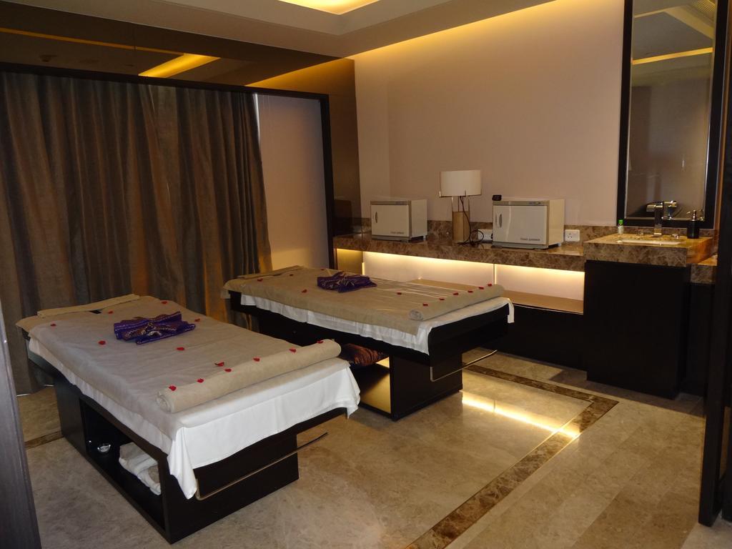 Radisson Blu Coimbatore Buitenkant foto A spa treatment room