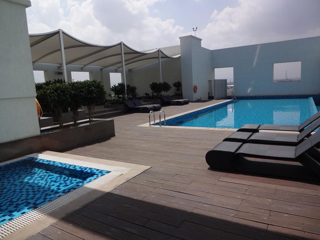 Radisson Blu Coimbatore Buitenkant foto Rooftop pool at the hotel
