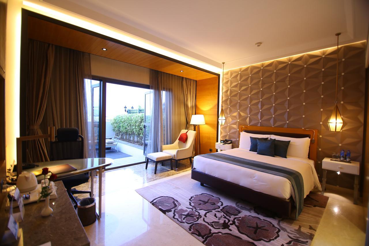 Radisson Blu Coimbatore Buitenkant foto A room at the hotel