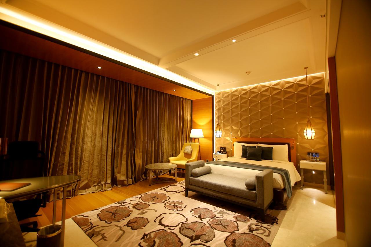 Radisson Blu Coimbatore Buitenkant foto A bedroom at the hotel