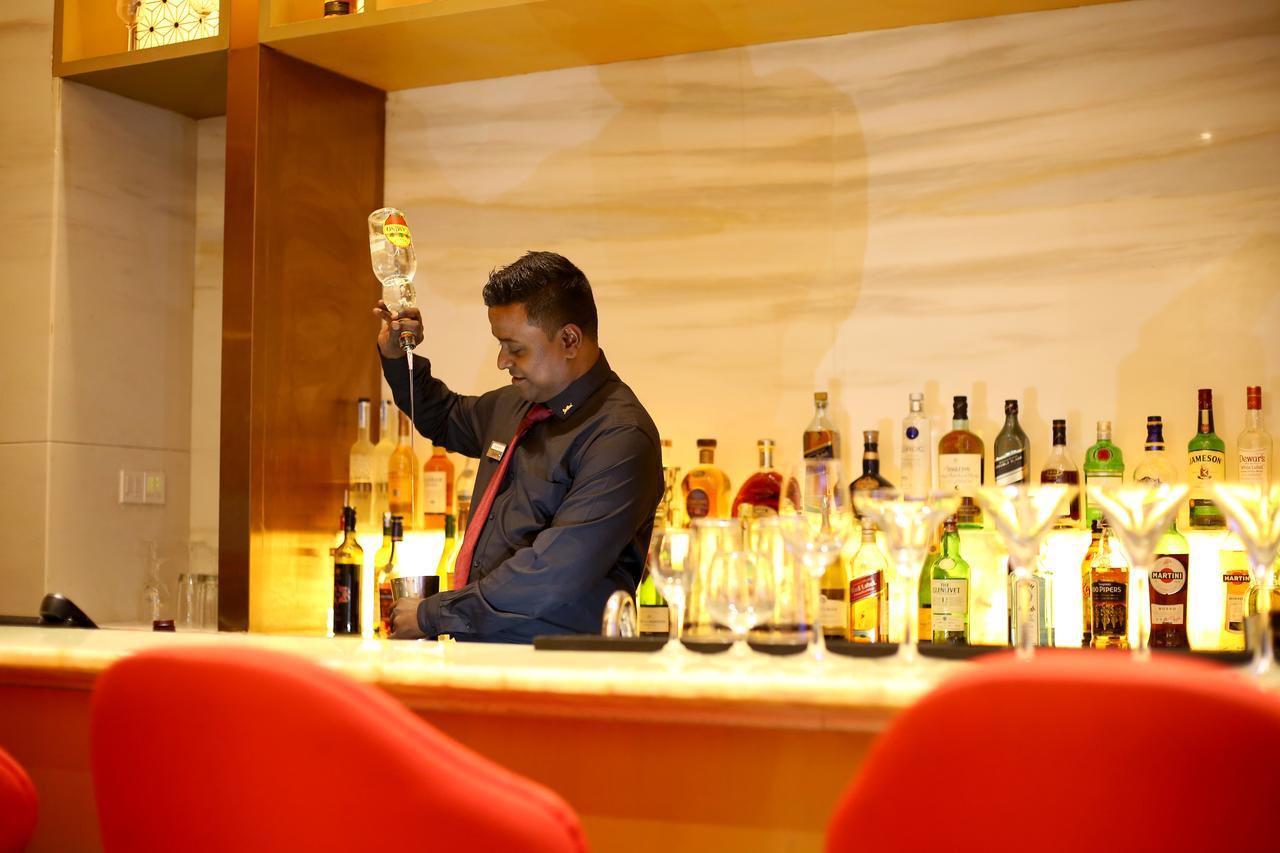 Radisson Blu Coimbatore Buitenkant foto A bartender at work