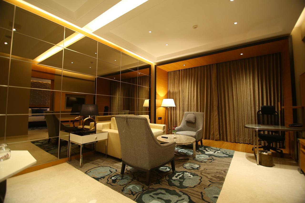 Radisson Blu Coimbatore Buitenkant foto A suite at the hotel