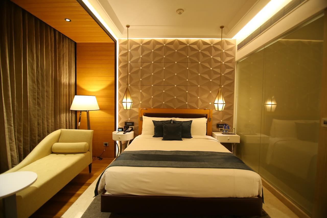 Radisson Blu Coimbatore Buitenkant foto A room at the hotel