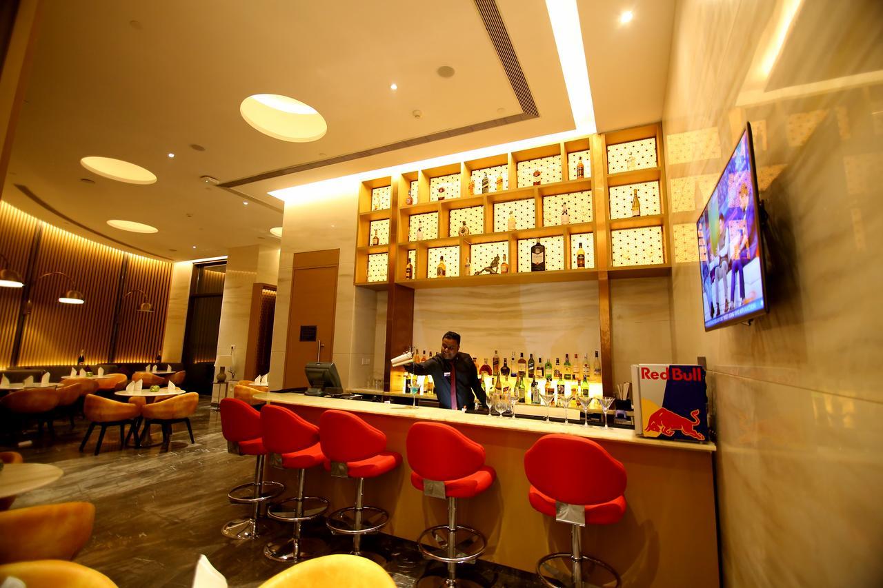 Radisson Blu Coimbatore Buitenkant foto The bar at the lounge
