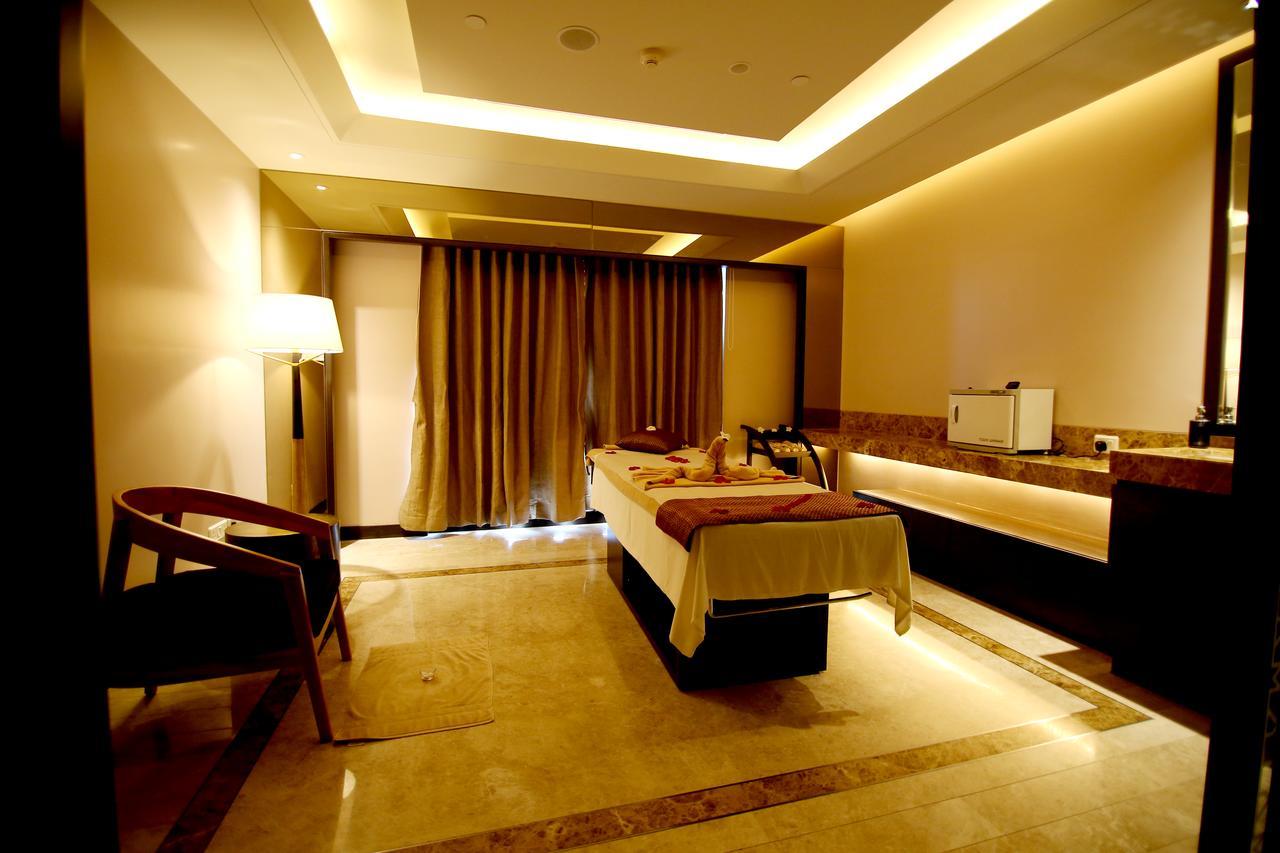 Radisson Blu Coimbatore Buitenkant foto A treatment room at the spa
