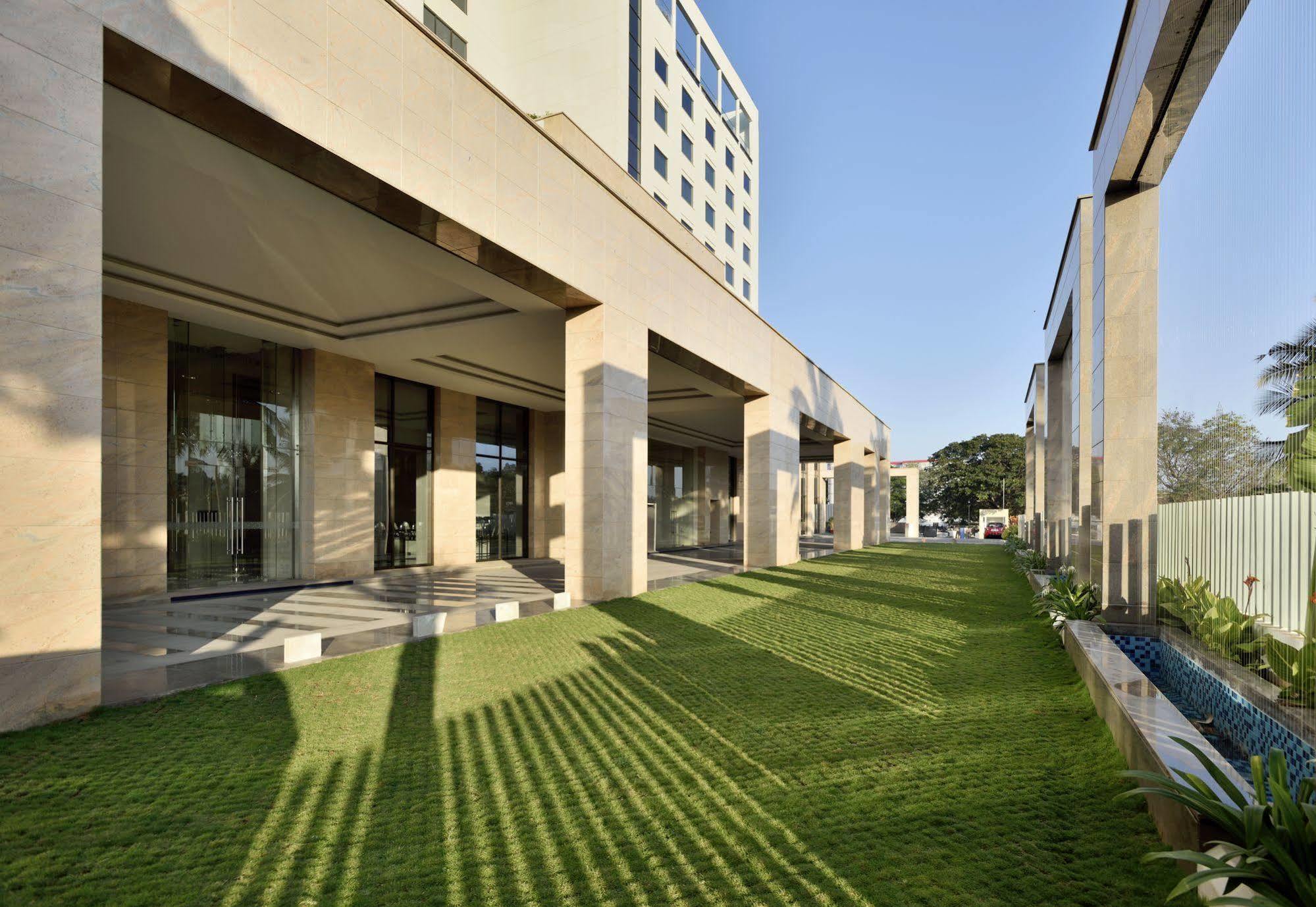 Radisson Blu Coimbatore Buitenkant foto The University of Nicosia