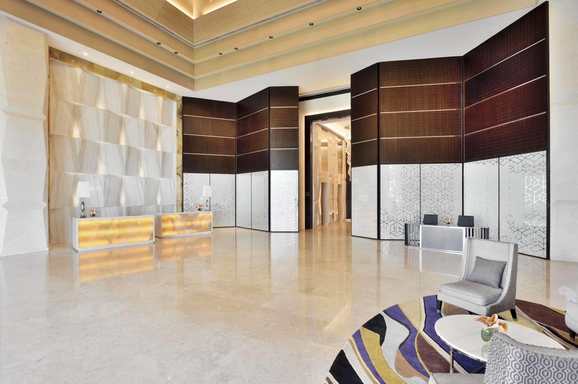 Radisson Blu Coimbatore Buitenkant foto Lobby