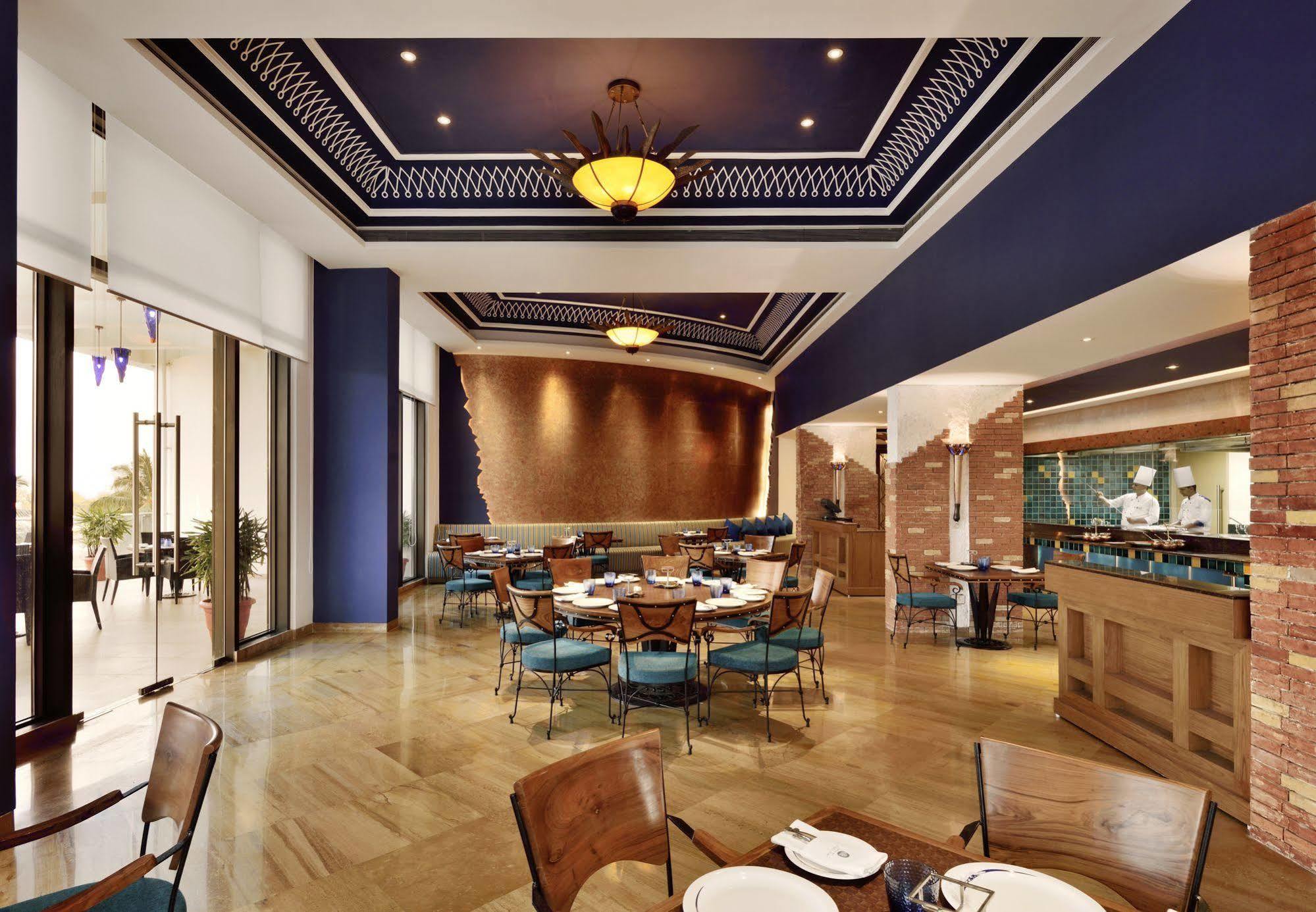 Radisson Blu Coimbatore Buitenkant foto The restaurant