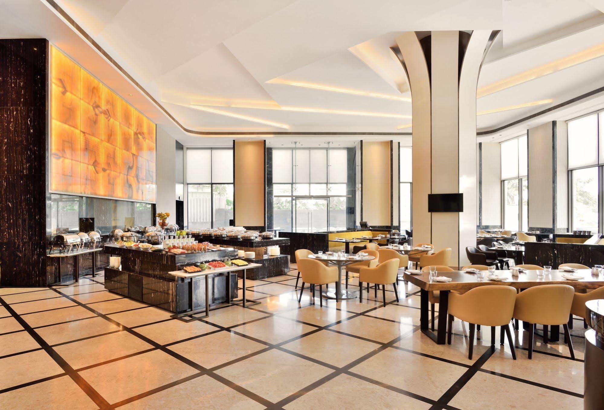 Radisson Blu Coimbatore Buitenkant foto The restaurant