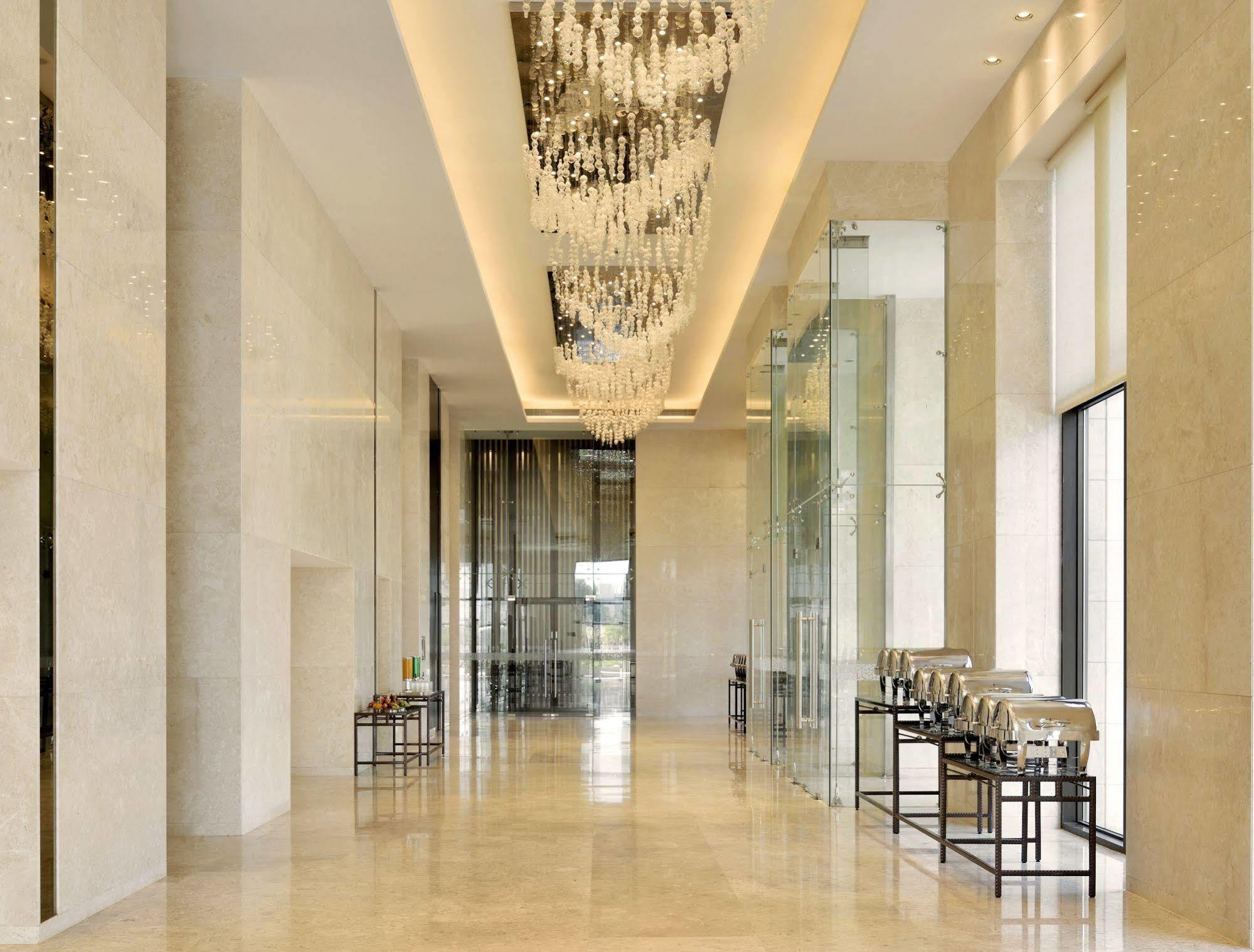 Radisson Blu Coimbatore Buitenkant foto The lobby of the hotel