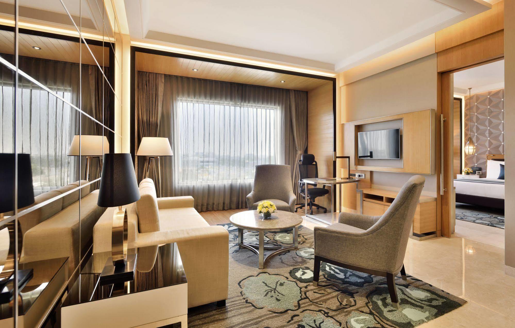 Radisson Blu Coimbatore Buitenkant foto Suite at the hotel