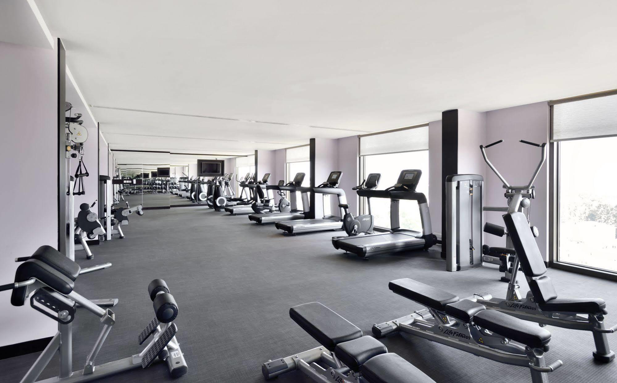Radisson Blu Coimbatore Buitenkant foto The gym at the hotel